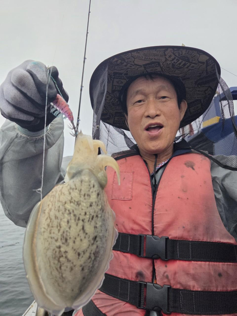 -실시간조황- 사이즈 좋은 갑오징어로 손맛보는중~! -군산새만금낚시 레전드호-