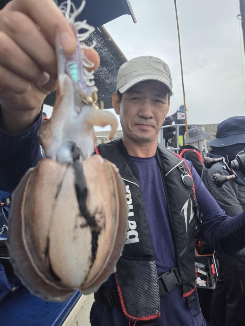 -실시간조황- 사이즈 좋은 갑오징어로 손맛보는중~! -군산새만금낚시 레전드호-