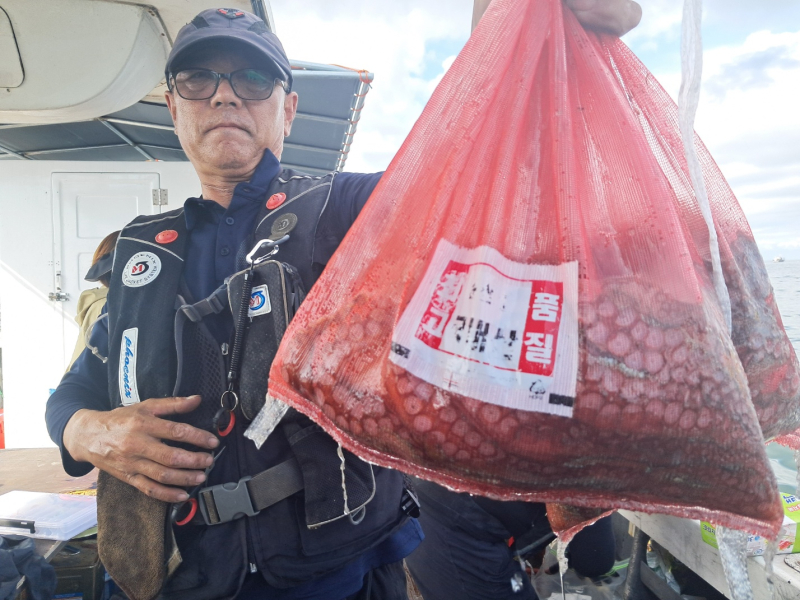 9월26일 황제호 왕갑오징어와 문어 망태기 조황 입니다.