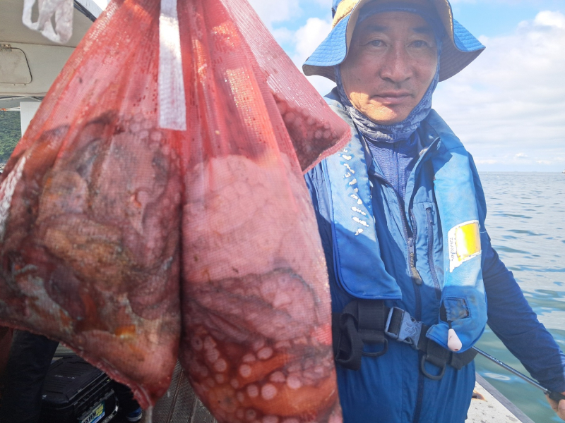 9월26일 황제호 왕갑오징어와 문어 망태기 조황 입니다.