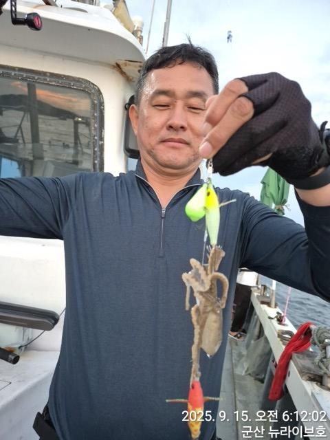 15일 뉴라이브호  무시날 넣으면 나오는 주꾸미 망태기 빵빵한 마무리조황 내일도출항 자리여유있어유~~